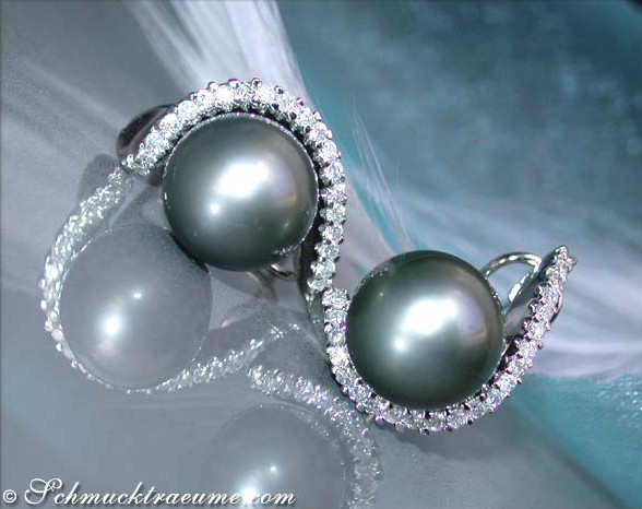 Tahitiperlen-Ohrstecker mit Brillantenkragen, Detailaufnahme, elegant, Weißgold 585
