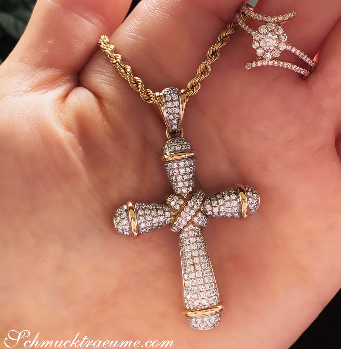 Gelbgold-Kreuzanhänger mit Brillanten in Handdetail