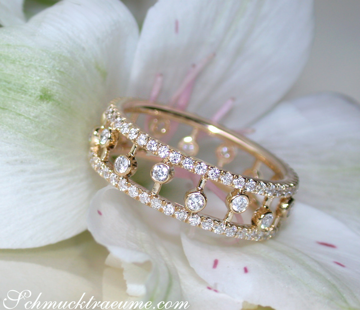 Detailaufnahme des Diamanten Memory Rings in Gelbgold 585 auf Blütenblatt