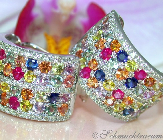 Weißgold 585 Regenbogen Saphir Ohrringe mit Brillanten, Detailaufnahme, farbenfrohe Steine. Weißgold 585 Regenbogen Saphir Ohrringe mit Brillanten, Detailaufnahme, farbenfrohe Steine.