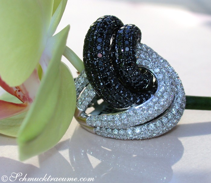 Üppiger schwarze Diamanten Ring mit weißen Brillanten - Image 2