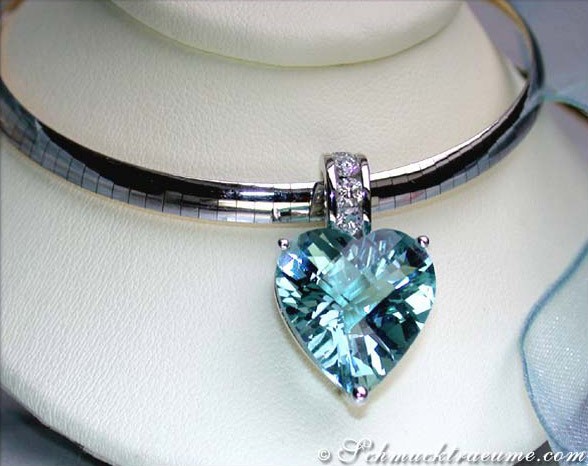 Weißgold-Aquamarin-Herzanhänger mit Diamantbesatz
