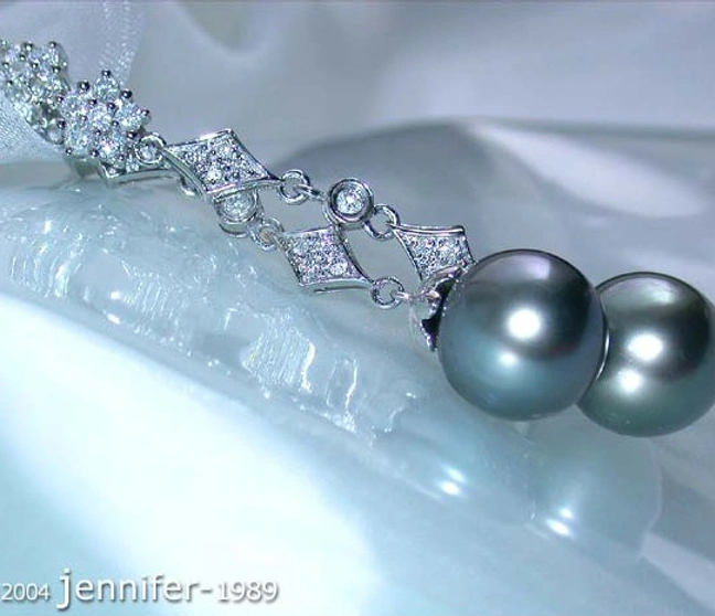 Ohrgehänge aus Weißgold mit Tahitiperlen und Diamanten, detailreiches Design Ohrgehänge aus Weißgold mit Tahitiperlen und Diamanten, detailreiches Design