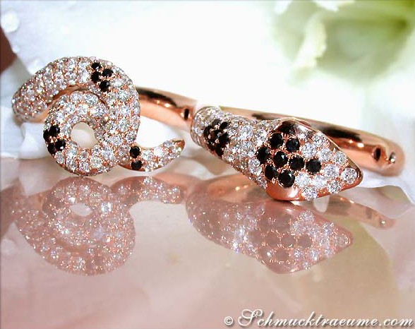 Detailaufnahme des Extravaganten Schlangenringes mit Rubinen und Diamanten.