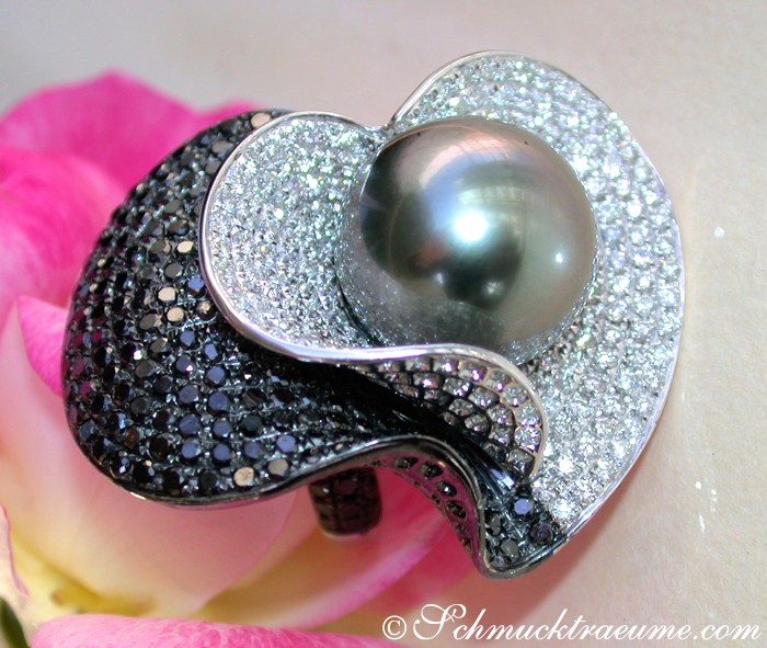 Tahitiperlen-Ring mit schwarz-weißen Diamanten, Detailaufnahme auf Rose.