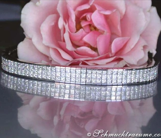 Pinkes Rosenblüten-Detail mit Diamant-Armband im Invisible Setting