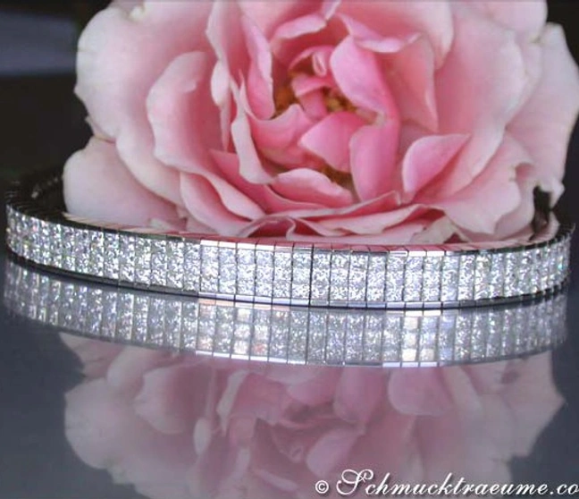 Pinkes Rosenblüten-Detail mit Diamant-Armband im Invisible Setting Pinkes Rosenblüten-Detail mit Diamant-Armband im Invisible Setting