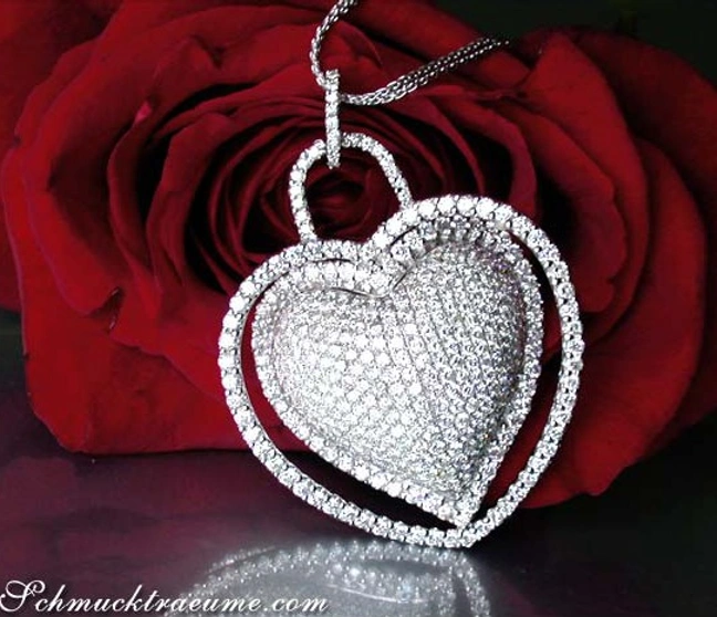 Herz-Anhänger aus Weißgold 750 mit 7.50 ct. Diamanten, davor eine rote Rose Herz-Anhänger aus Weißgold 750 mit 7.50 ct. Diamanten, davor eine rote Rose