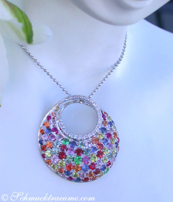 Regenbogen-Saphir-Anhänger mit Brillanten auf Halskette getragen