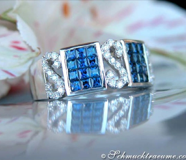 Raffinierter Saphir- und Brillanten-Ring auf glänzender Oberfläche Raffinierter Saphir- und Brillanten-Ring auf glänzender Oberfläche