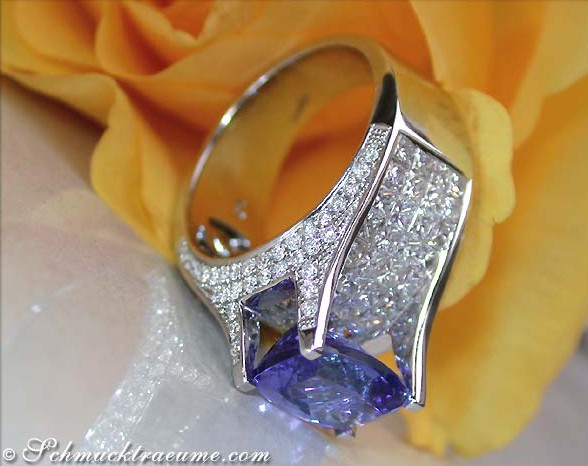 Weißgold-Tansanit-Ring mit Princess- und Brillanten, Detailaufnahme, Handarbeit