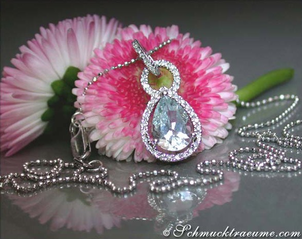 Klassischer Aquamarin-Tropfen-Anhänger mit Diamanten auf Perlenkette, zarte Blume im Hintergrund