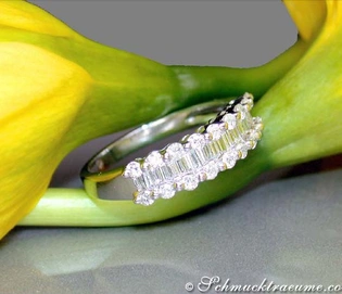Edler Diamantring mit Baguette Diamanten in Weißgold 750