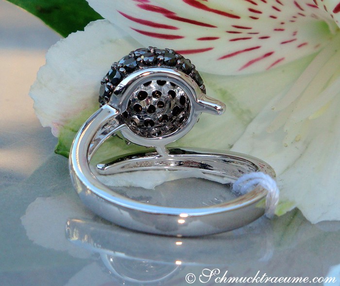 Schwarzer Diamantenkugelring auf Blüte, Detailaufnahme