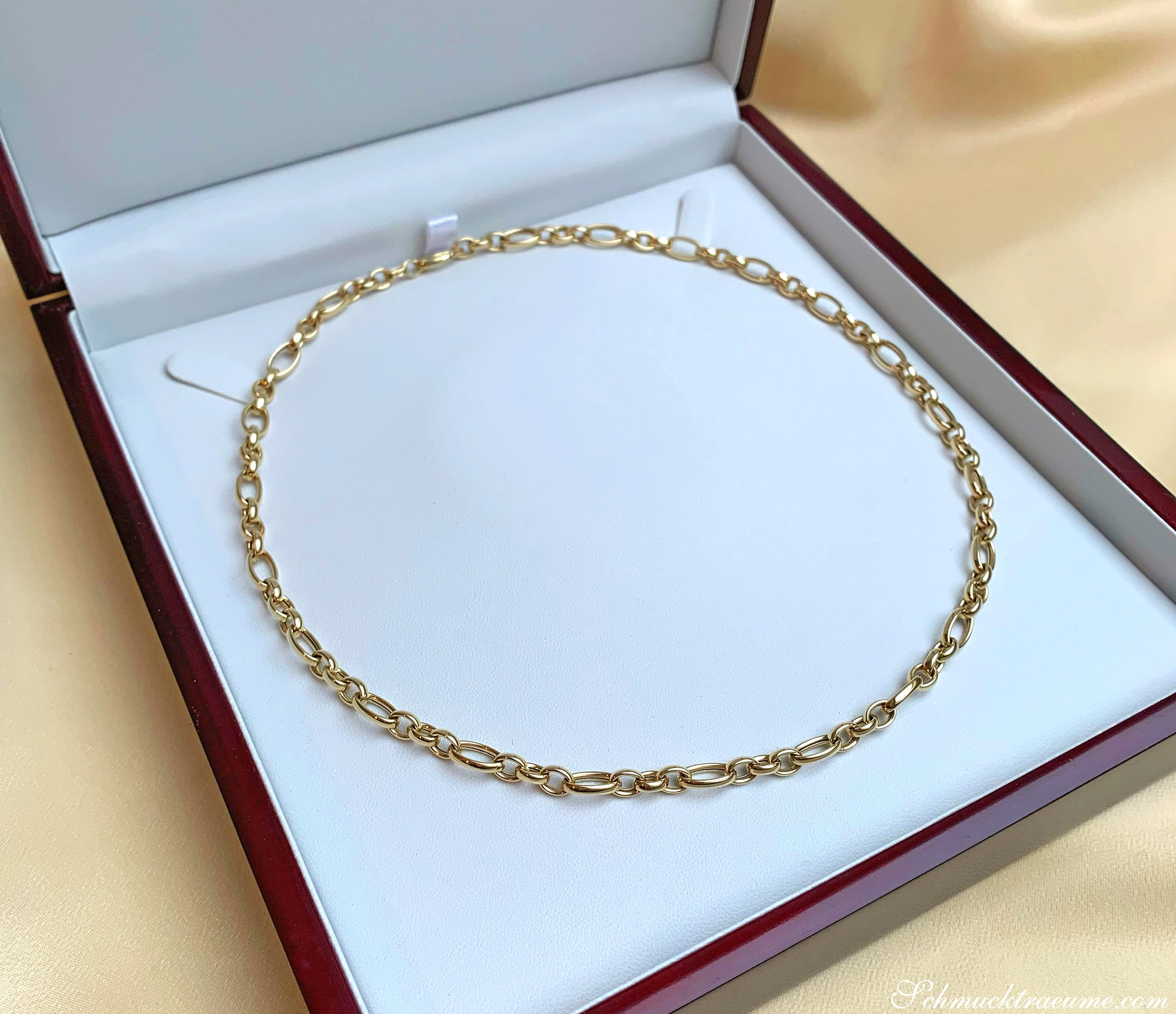 Goldenes Glieder-Collier in 585er Gelbgold, elegant und chic, in ovaler und runder Silhouette, in Box.