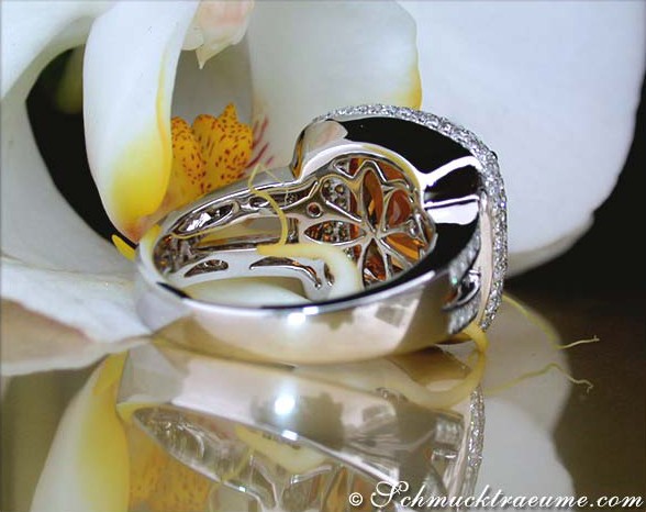 Weißgoldring mit Madeira Citrin und Brillanten, Detailaufnahme auf Orchidee, luxuriöse Verarbeitung.