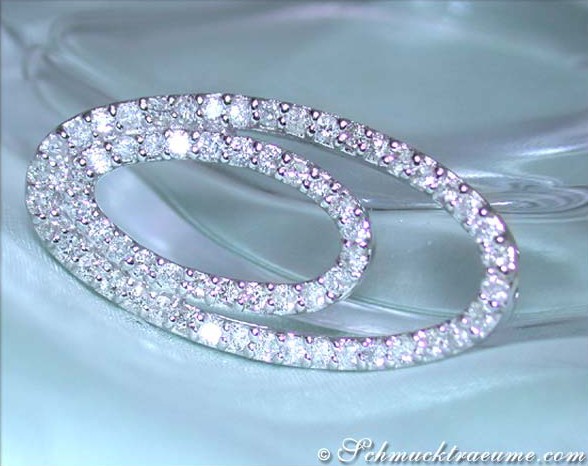 Weißgold-Brillanten-Anhänger in Ellipsenform, glitzernd auf Silbergrund