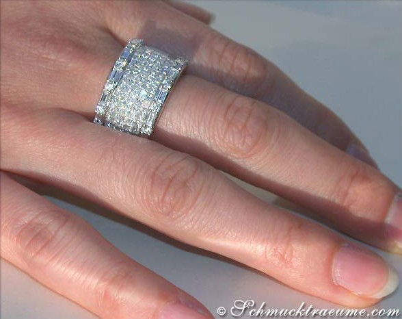 Weißgold-Ring mit Princess-Diamanten, Detailaufnahme, elegant getragen.