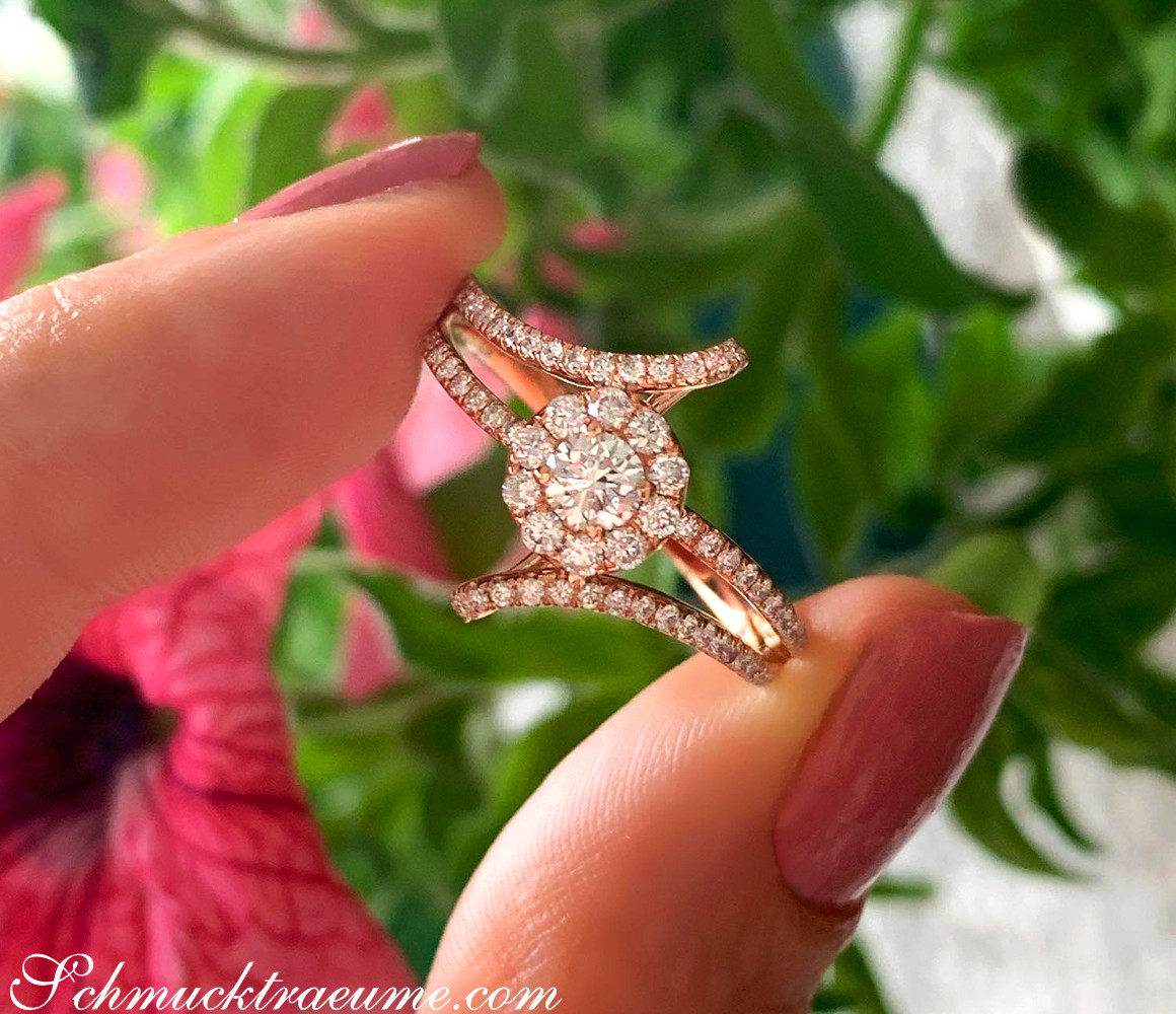 Mini Solitär-Ring mit 0.70 Karat Brillanten in Roségold 750, detailliert auf Blütenhintergrund