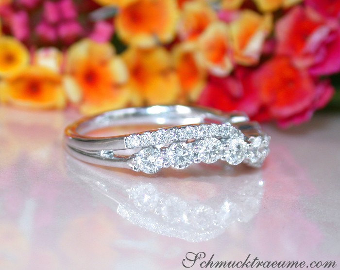 Detaillierte Brillanten-Bandring-Aufnahme mit 0.740 Karat, W SI, Weißgold 750