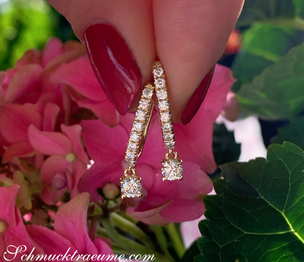Goldene Creolen mit Swinging Diamonds - Detailaufnahme, pinker Hintergrund