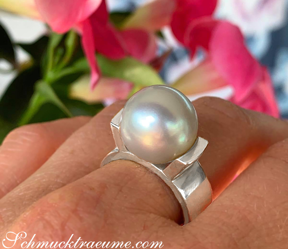 Südseeperlen-Ring mit Weißgold 585, detailreiches Blumenhintergrund, handgetragen.