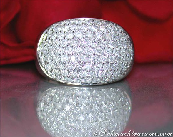 Detailansicht des Prachtvollen Diamant Pavé Rings in Weißgold 750