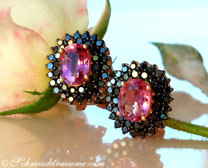 Pink Turmalin Ohrstecker mit schwarzen Diamanten, Detailansicht, elegant, roségold, schimmernd, blütenähnlich.