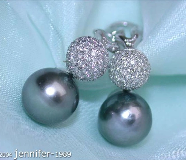 Edle Tahitiperlen Ohrstecker mit Brillanten-Pavé-Kugeln, 0.620 Karat, 10-11 mm, Weißgold 750. Edle Tahitiperlen Ohrstecker mit Brillanten-Pavé-Kugeln, 0.620 Karat, 10-11 mm, Weißgold 750.