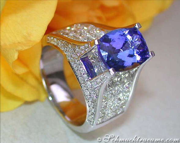 Detaillierte Ansicht von Tansanit-Ring mit Princess-Diamanten in Weißgold 750