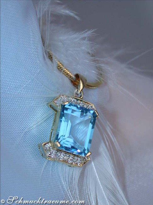 Goldener Blautopas-Anhänger mit Diamanten, detailreich, elegant, auf Feder ausgestellt