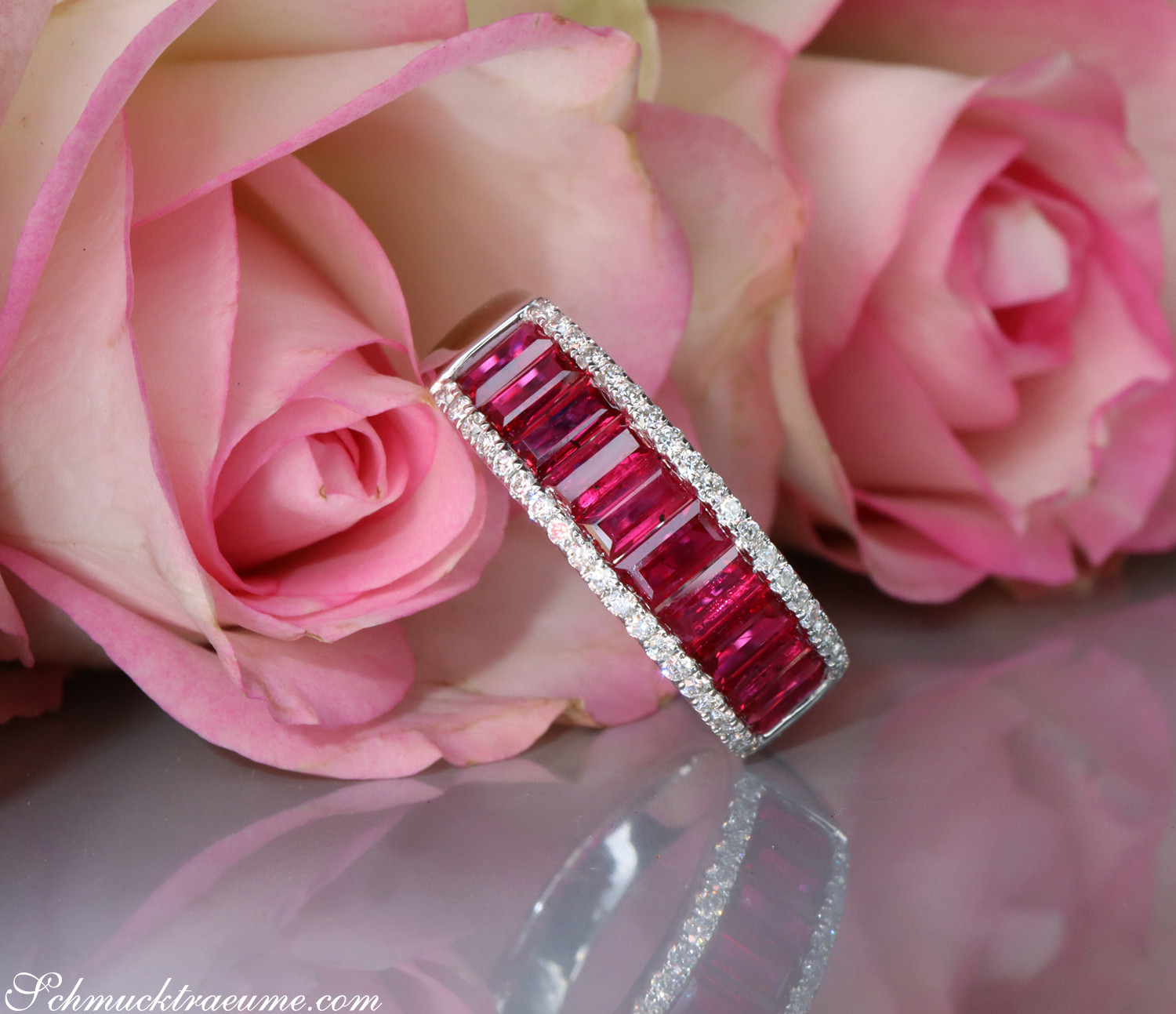 Rubin-Baguette-Bandring mit Brillanten, Detailaufnahme, Rosen im Hintergrund