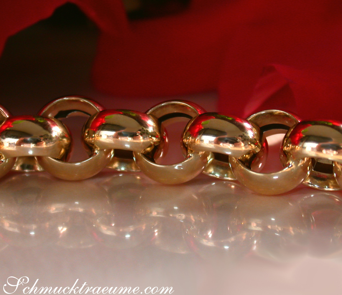 Goldkette aus Gelbgold 585, glänzende Kugeln, roter Hintergrund