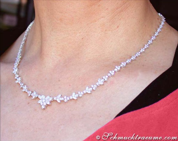 Floraler Brillanten-Collier mit feinen Blütenmotiven, handgefertigte Goldschmiedearbeit, elegant auf der Halspartie getragen.