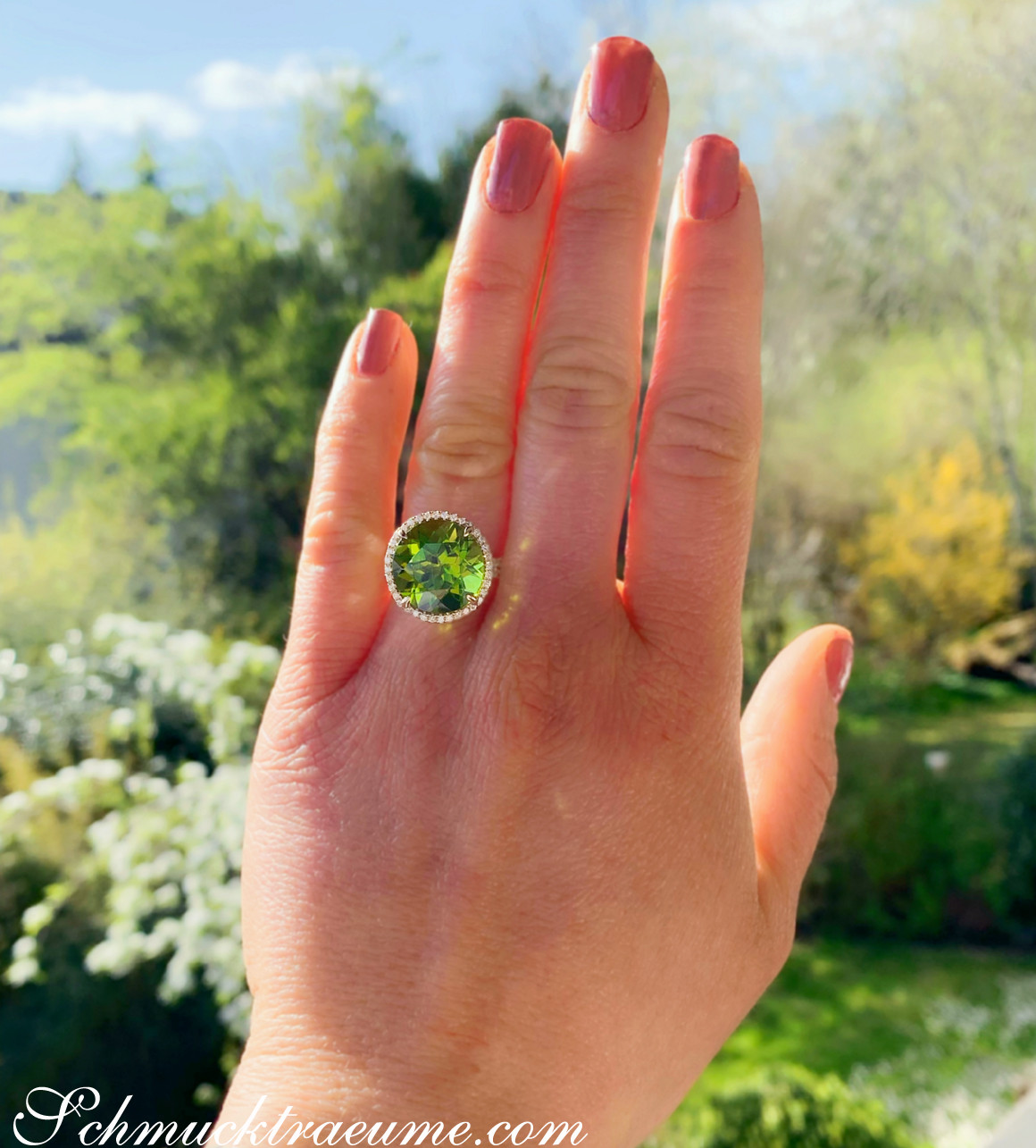 Peridot-Ring mit Brillanten, 9.820 Karat, Gelbgold 750, Detailaufnahme im Freien.