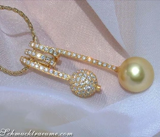 Goldener Südseeperlen-Anhänger mit Brillanten-Pavé-Kugel auf Kette, detailreich.