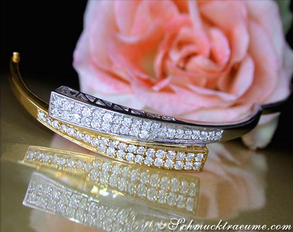 Gelbgold und Weißgold 585 Diamanten-Armreif mit Rosenhintergrund