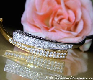 Gelbgold und Weißgold 585 Diamanten-Armreif mit Rosenhintergrund