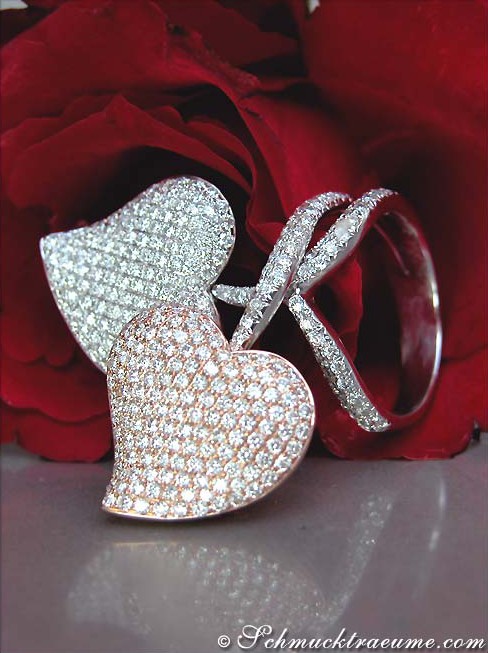 Detailansicht des Doppelherz-Rings mit Diamanten, Roségold und Weißgold