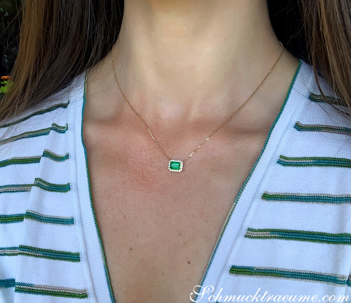 Klassische Smaragd-Halskette mit Brillanten auf Gelbgold 585, detailreich getragen