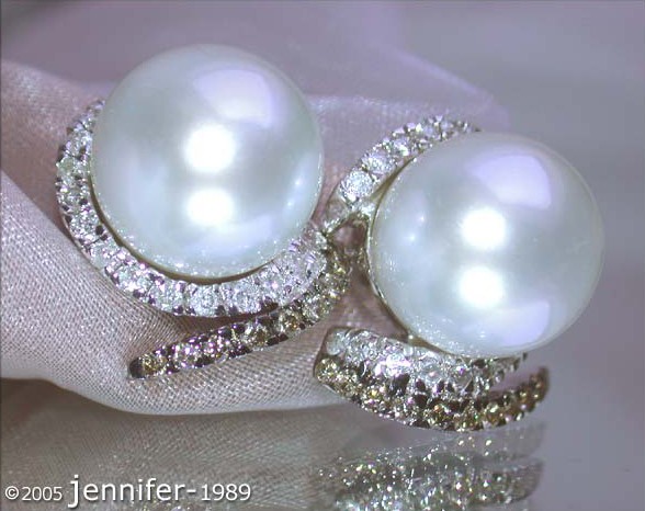 Perlenohrringe mit Diamantbesatz auf Seidenstoff