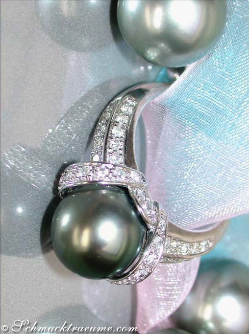 Weißgoldring mit Tahitiperle und Diamanten, Detailaufnahme, elegantes Design