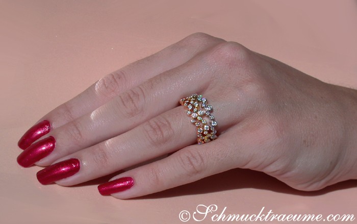 Memory Ring mit Diamanten in Weiß-, Gelb- & Roségold, getragen auf Hand mit roten Nagellack