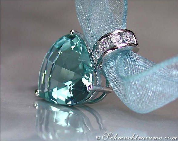 Herz-Anhänger mit Aquamarin und Diamanten, Detailaufnahme auf Spiegeloberfläche