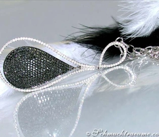 Schwarz-weißes Diamant-Collier mit Glanz und Detail auf Federhintergrund