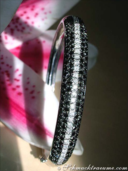 Schwarz-weiß Diamant-Armreif auf Modellarm, Detailaufnahme