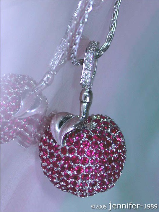 Roter Rubin-Apfelanhänger mit Diamanten, Detailaufnahme, zarte Kette