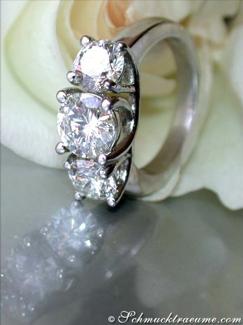 Detailansicht eines Luxus-Diamantrings mit drei Solitären in Platin 950