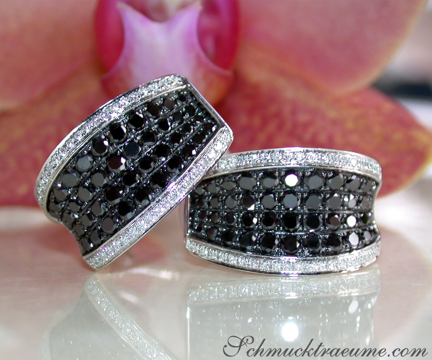 Weißgold 585 Ohrringe mit schwarzen und weißen Diamanten, Perspektive von oben, reflektierendem Untergrund.