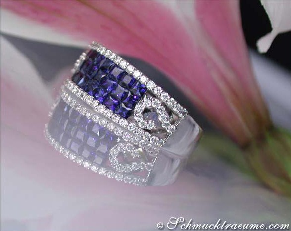 Saphir-Ring mit Brillanten in Weißgold 585, Detailaufnahme auf Blume liegend